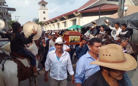 Con el féretro en hombros, sus compañeros de la Asociación de Caballistas Tierra Santa recorrieron las principales calles de Nobol