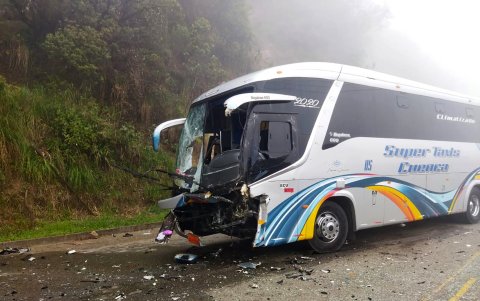 El bus involucrado en el percanca en la vía a Cuenca.