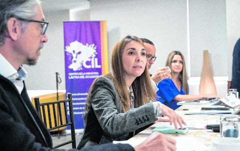 María Paz Jervis (c), presidenta de la Cámara de Industrias y Producción (CIP) de Quito.