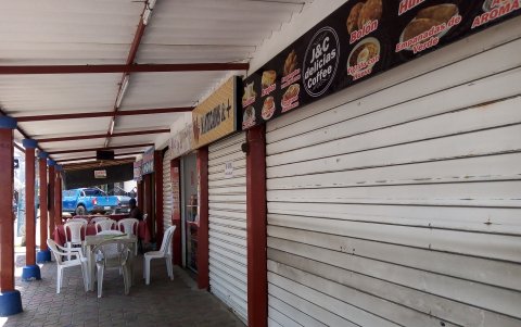 En el cantón General Villamil Playas, propietarios de los locales comerciales prefirieron cerrar los locales por miedo a ataques terroristas.