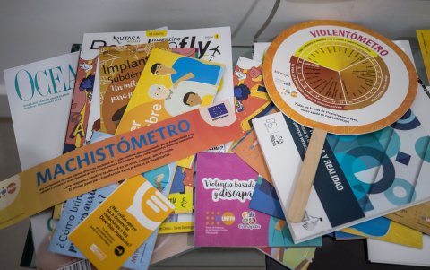 Folletos informativos de la ONG 'Pais Plural', de Caracas (Venezuela). Este colectivo, denuncia la 