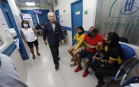 Labor. El padre Marcelino recorre una de las áreas del dispensario de la parroquia Sagrada Familia, en el sector sur de Guayaquil.