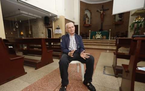 El padre Marcelino hace un viaje a los recuerdos, revisando su larga trayectoria como sacerdote y con labor en Ecuador.
