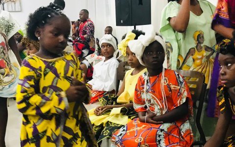 Un grupo de niñas aparecen vistiendo indumentarias propias de la corriente que un grupo de mujeres afrodescendientes promueve.