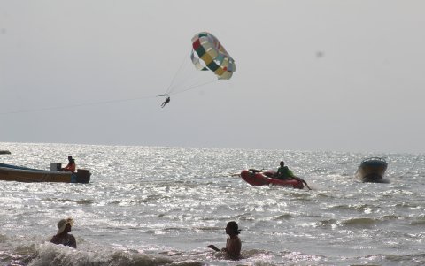 Entretenimiento. Hay paracaidismo y otras alternativas similares pero en el agua, además de festivales gastronómicos en los balnearios.