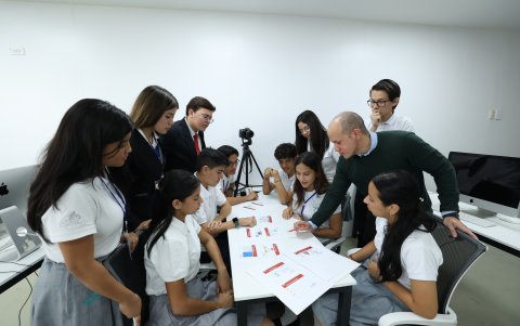 Junto a su maestro Carlos Bourne coordinan el contenido del noticiero.