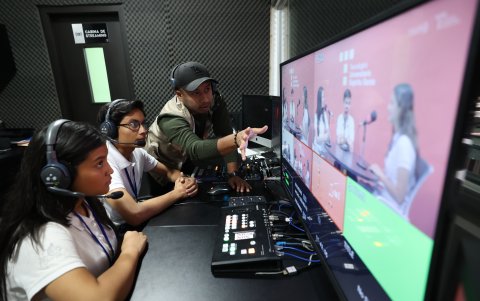 En la sala de edición, los estudiantes realizan esta actividad con la ayuda de los maestros del Tecnológico Espíritu Santo.