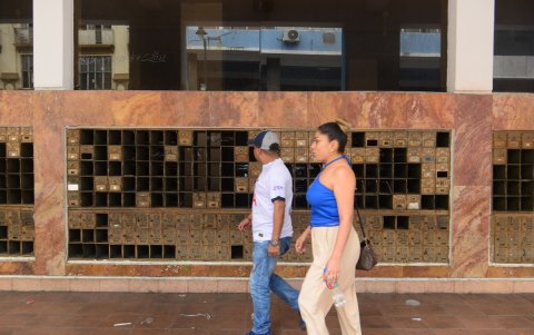 En el correo se han robado las tapas de cobre. Las personas observan admiradas.