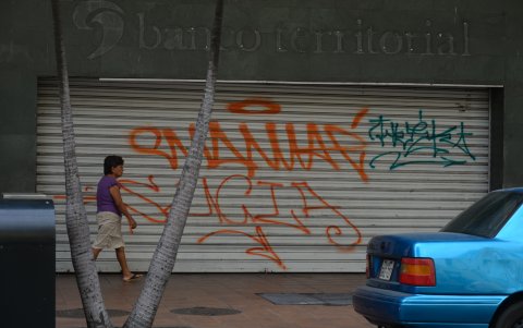 Algunas puertas de locales y paredes están vandalizadas desde hace mucho.