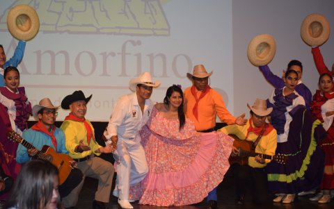 Además de bailes y música, los intérpretes recitaron amorfinos.