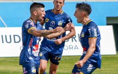 Oyola aseguró que le gusta jugar con Juan Ruiz (d) porque se entienden en las jugadas.