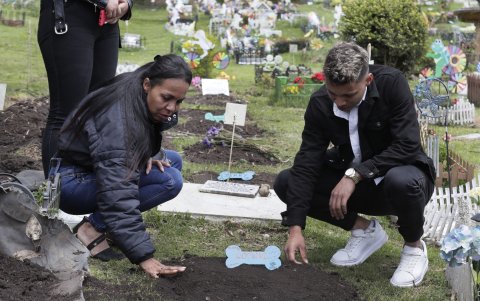 Visita. Un grupo de personas que visita el cementerio de mascotas Funeravet en La Calera (Colombia).
