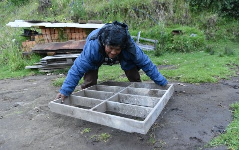 Legado. Desde niña, Cecilia Pilaluisa aprendió a hacer ladrillos en los moldes y secarlos en el horno.