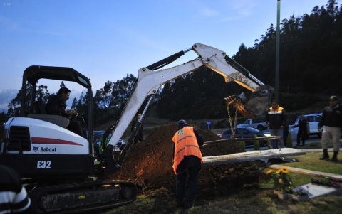 Colocación. Al finalizar la sepultura, una máquina ayudó a poner la lápida sobre el espacio asignado