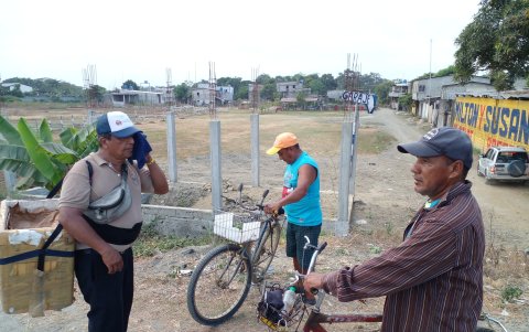 Lugar. Edsy Alarcón fue acribillado cuando construía con dos amigos una cabaña en el sector de los parqueaderos de la playa.