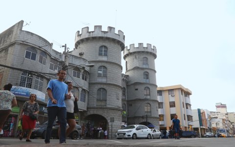 Escenario. El castillo de Ala Vedra está ubicado en el centro, tiene diferentes locales comerciales y en su entorno hay movimiento vehicular y comercial.