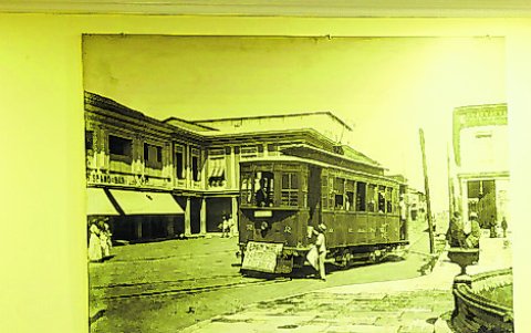Entre los objetos que rodean a Virgilio Gonzenbach están imágenes del antiguo ferrocarril.