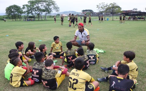 Hoy Eduardo Morante  dirige una escuela de formación con su hermano.