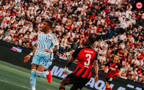 Pacho fue titular en la victoria del Frankfurt.