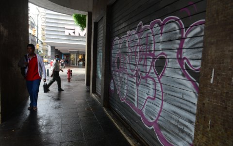 Centro. El edificio Fénix fue otro punto vandalizado. También fue intervenido.