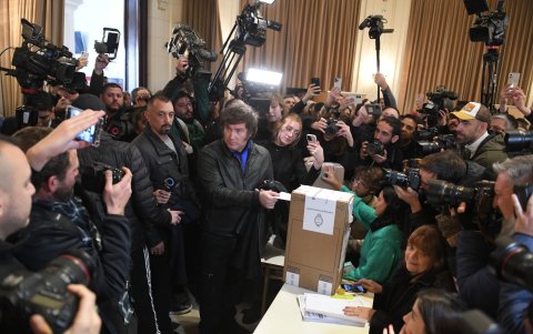 El economista Javier Milei (c-i), precandidato presidencial de la coalición derechista La Libertad Avanza, vota en las elecciones Primarias.