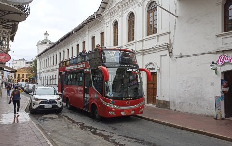 Turismo. Turistas recorren con un tour las principales calles de Cuenca.