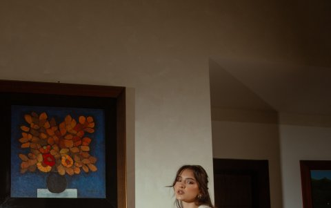 Este look constituido por una falda de pliegues y una camisa corta hecha de crochet, nos traslada a estos años. El toque moderno está en los tacones elegidos para armar un outfit ideal para una tarde con amigas.