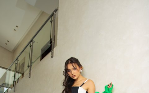 Aceptamos esta propuesta como un clásico de los años 80. Algo que también fue muy característico en esa época era usar camisas amarradas a la cintura y claro que si es de un color que llama la atención como un verde fosforescente, la combinación es ganadora.