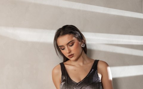 Nada más noventero que llevar una pieza llena de brillos. Por eso, este vestido va perfecto si tiene que recrear algún look de esa época.