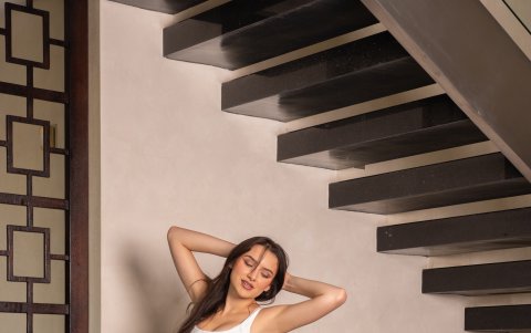 Este look puede ser usado también por adolescentes de ahora. Y es que como todo en la moda es cíclico, los cargo pants y los crop tops continúan siendo los favoritos de muchas chicas, aunque su auge fue a principios de los 2000.