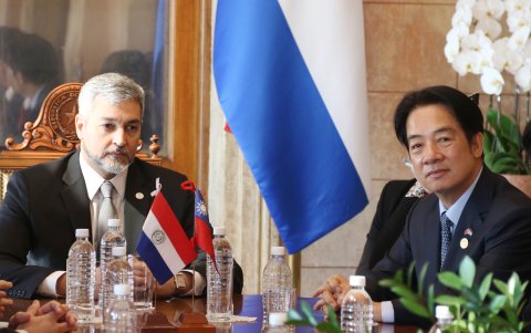 El vicepresidente de Taiwán, William Lai (d), se reúne este 14 de agosto con el presidente paraguayo Mario Abdo Benítez, en el Palacio de López en Asunción (Paraguay).