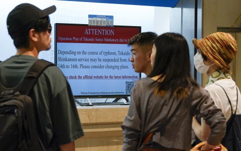 Pasajeros abservan el el tablero los auncuoos de los vuelos cancelados