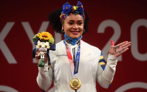 La pesista en lo alto del podio de Tokio 2020+1 con la dedicatoria a su mamá y hermano, fallecidos.