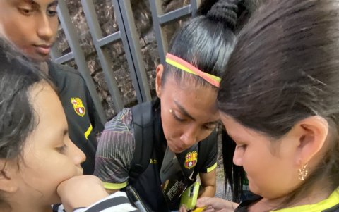 Luego de los tres goles a Liga de Quito, Madelen regaló sus cintillos a hinchas.