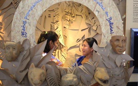 Dos mujeres tacanas exhiben tejidos en el que evidencian su relación con la naturaleza y lo utilizan como una forma de 