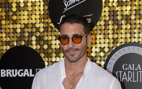 El actor Miguel Ángel Silvestre a su llegada a la gala solidaria Starlite celebrada este domingo en la Cantera de Nagüeles, en Marbella. E