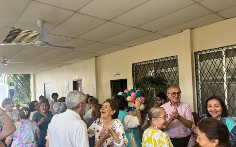 Los adultos celebraron como si tuvieran 15 de nuevo.