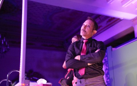 Alejandro Fajardo expone su versatilidad nuevamente en esta nueva propuesta teatral.