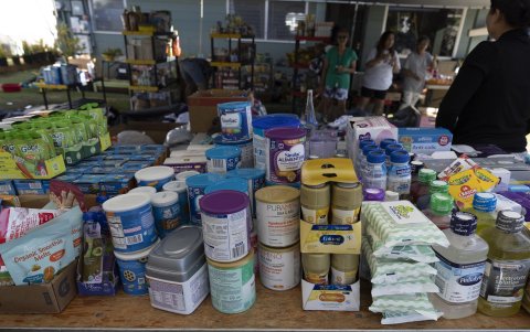 Los distintos barrios se organizaron para repartir alimentos, agua y otros artículos de primera necesidad entre su comunidad.