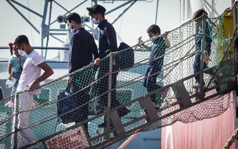 Napoli. El buque Emergency'Äôs Life Support rescató a 76 migrantes en aguas internacionales en la zona de Malta Sar en la noche del 11 de agosto.