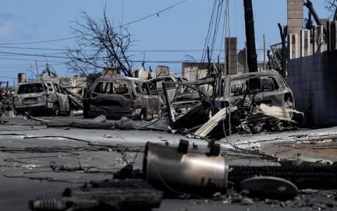 Los restos de autos y casas quemados son los únicos restos después de que un incendio forestal arrasó un vecindario en Lahaina, Hawaii.