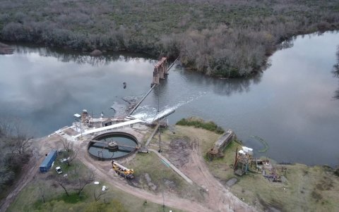 Fotografía aérea de la planta de tratamiento de Aguas Corrientes, el 8 de julio de 2023, en Canelones (Uruguay).