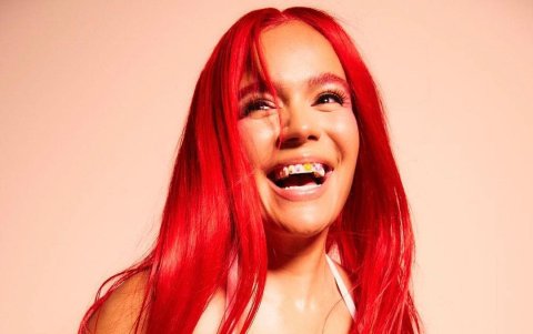 Optó por el cabello rojo.