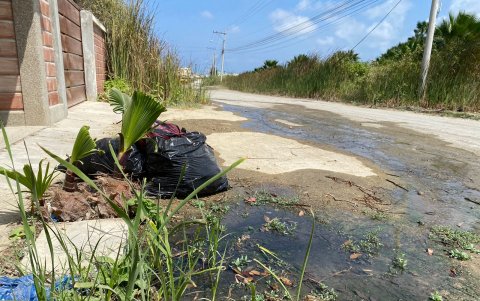 Costa de Oro. Las aguas del sistema de alcantarillado se rebosan a diario, generando mal olor en todo el vecindario repleto además de maleza.