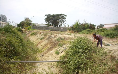 Así permanecen los canales en la zona de Costa de Oro, en Salinas.
