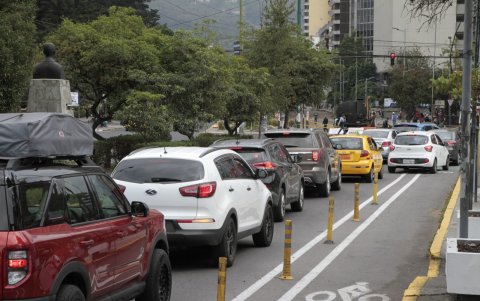 Espera. Pese a que existe un cierre más adelante, los conductores siguen haciendo uso del semáforo. Las colas son interminables.