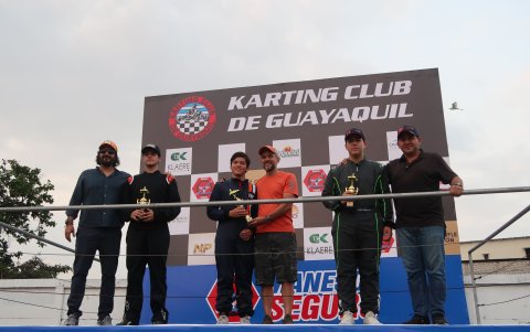 Rafael Peralta Mier y su padre en el podio de la categoría Junior (derecha).