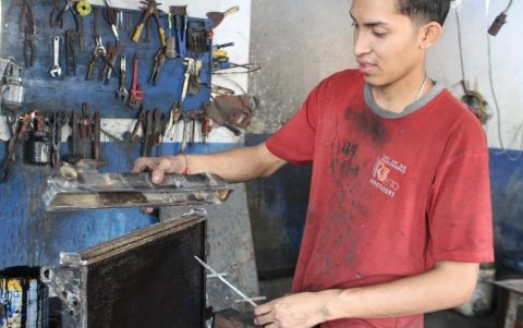 Técnicos recomiendan el reemplazo del tanque del radiador antes que comprar uno nuevo que puede tener poca vida útil.