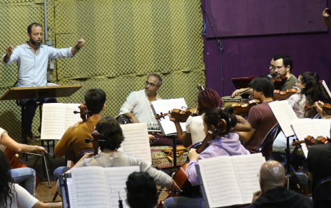 El maestro Shubhendra Rao en los ensayos previos de su presentación como artista invitado.