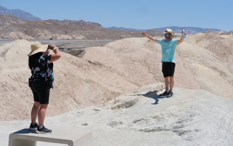Turistas se toman fotos en Zebriskie Point, uno de los sitios más visitados del Valle de la Muerte, en California (EE.UU), considerado como uno de los lugares más calientes de la Tierra.